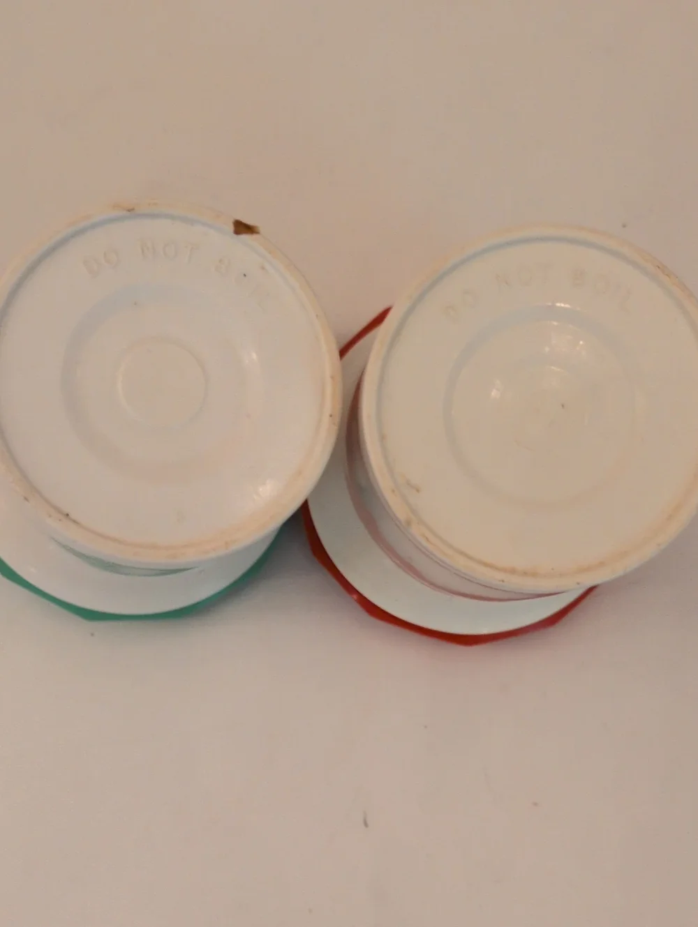 ✨ 4/$15 Vintage Salt and Pepper Shaker Set with Red and Green Lids